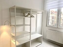 Wit II, Near Metro, Train N7670