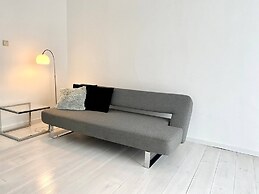 Wit II, Near Metro, Train N7670