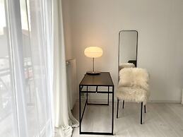 Wit II, Near Metro, Train N7670