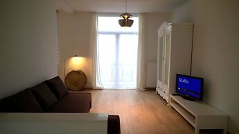 Almost White, Near Train, Metro N7688