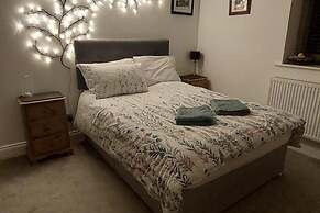 1 Bed Flat - Sleeps 4 - Garden - Parking - Wifi