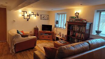 1 Bed Flat - Sleeps 4 - Garden - Parking - Wifi