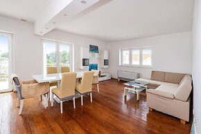 Cozy House Near Beach App 6