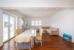 Cozy House Near Beach App 6