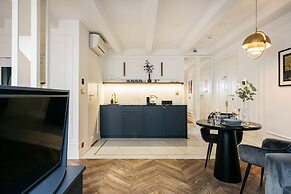 Central Palace - LoftAffair Collection