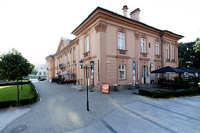 Central Palace - LoftAffair Collection