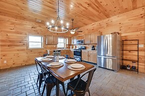 Bee Spring Cabin w/ Arcade Game: Steps to Lake!
