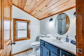 Bee Spring Cabin w/ Arcade Game: Steps to Lake!