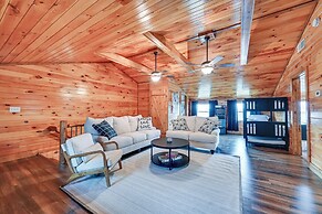 Bee Spring Cabin w/ Arcade Game: Steps to Lake!