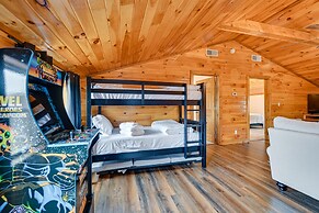 Bee Spring Cabin w/ Arcade Game: Steps to Lake!