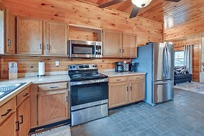 Bee Spring Cabin w/ Arcade Game: Steps to Lake!