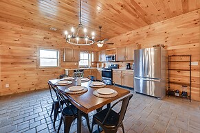 Bee Spring Cabin w/ Arcade Game: Steps to Lake!