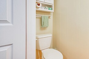 1 Mi to Surfside Beach: Coastal Cottage