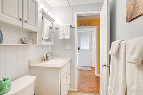 1 Mi to Surfside Beach: Coastal Cottage