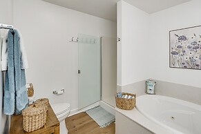 High-floor Osage Beach Condo w/ Lake & Park Views