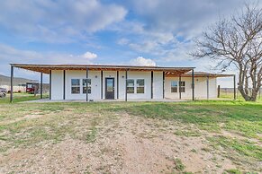 Modern Farmhouse in Del Valle: Rural Setting!