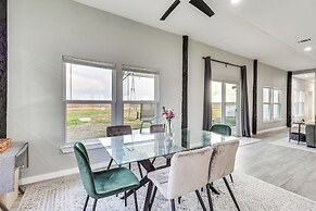 Modern Farmhouse in Del Valle: Rural Setting!