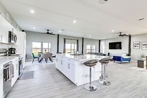Modern Farmhouse in Del Valle: Rural Setting!