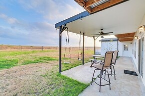 Modern Farmhouse in Del Valle: Rural Setting!