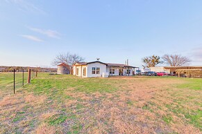 Modern Farmhouse in Del Valle: Rural Setting!