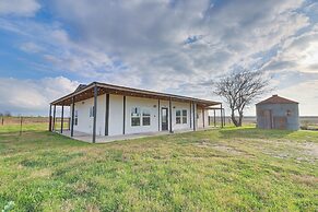 Modern Farmhouse in Del Valle: Rural Setting!