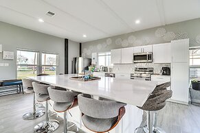 Modern Farmhouse in Del Valle: Rural Setting!