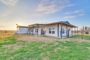Modern Farmhouse in Del Valle: Rural Setting!