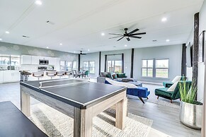 Modern Farmhouse in Del Valle: Rural Setting!