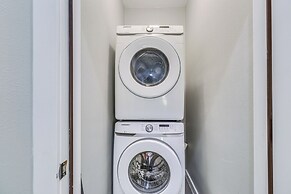 Modern Farmhouse in Del Valle: Rural Setting!