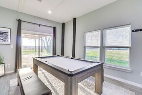 Modern Farmhouse in Del Valle: Rural Setting!