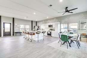 Modern Farmhouse in Del Valle: Rural Setting!