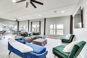 Modern Farmhouse in Del Valle: Rural Setting!
