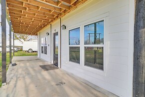 Modern Farmhouse in Del Valle: Rural Setting!