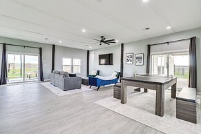 Modern Farmhouse in Del Valle: Rural Setting!