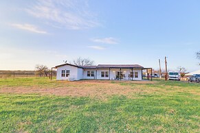 Modern Farmhouse in Del Valle: Rural Setting!