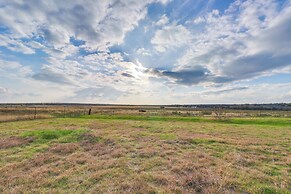 Modern Farmhouse in Del Valle: Rural Setting!