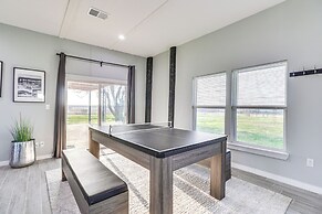 Modern Farmhouse in Del Valle: Rural Setting!