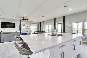 Modern Farmhouse in Del Valle: Rural Setting!