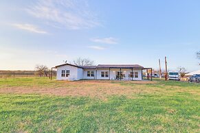 Modern Farmhouse in Del Valle: Rural Setting!