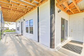 Modern Farmhouse in Del Valle: Rural Setting!