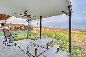 Modern Farmhouse in Del Valle: Rural Setting!