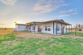 Modern Farmhouse in Del Valle: Rural Setting!