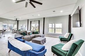 Modern Farmhouse in Del Valle: Rural Setting!