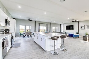 Modern Farmhouse in Del Valle: Rural Setting!