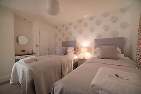 Beautiful Cottage in Idyllic Countryside Setting