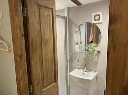 Private and Secluded Cabin in Rowfant