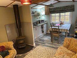 Private and Secluded Cabin in Rowfant