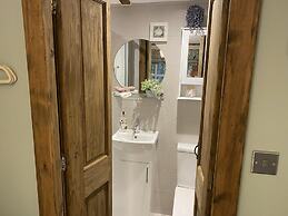 Private and Secluded Cabin in Rowfant