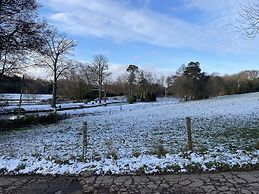 Private and Secluded Cabin in Rowfant