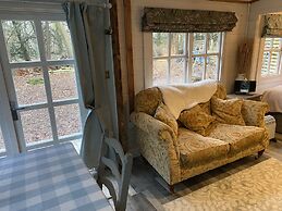 Private and Secluded Cabin in Rowfant